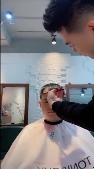 大叔爆料理发师是谁啊视频,“大叔爆料理发师”视频主角身份大起底  第3张 大叔爆料理发师是谁啊视频,“大叔爆料理发师”视频主角身份大起底  第3张